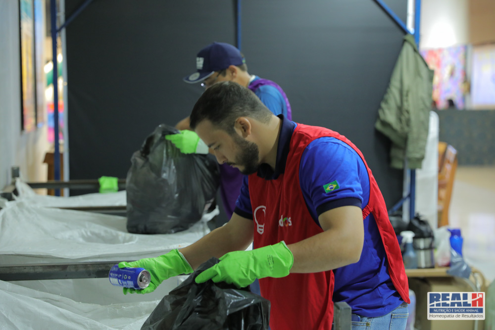 Funcionário da Real H separa recicláveis no Arraiá da AACC