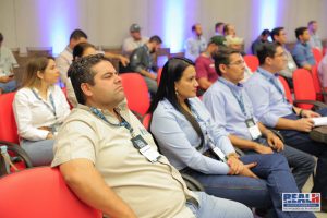 Público atento às apresentações