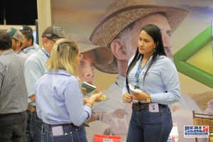 Equipe Técnica e comercial no Estande Real H