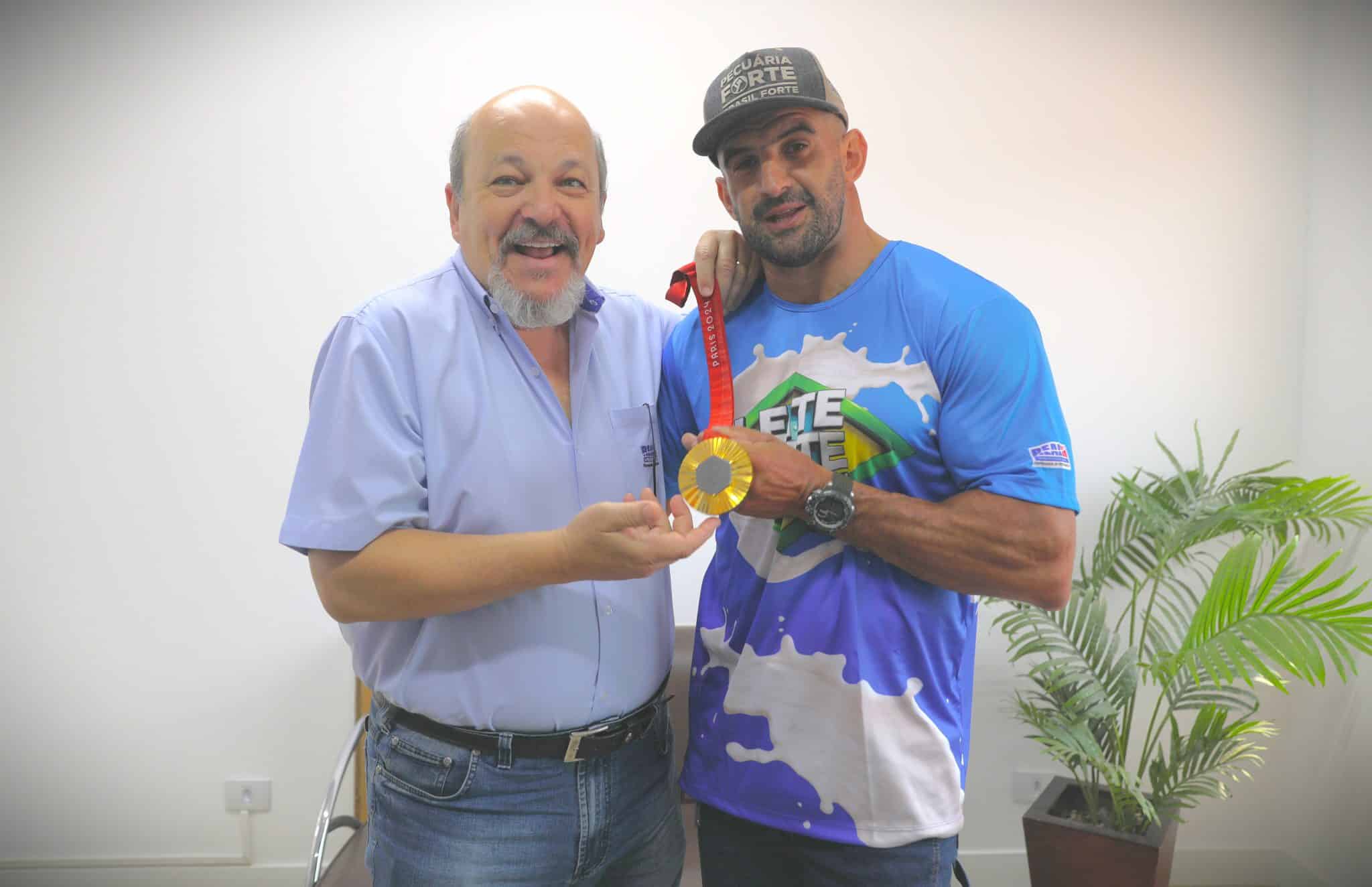 “Cowboi de Aço” visita Real H em agradecimento pelo apoio