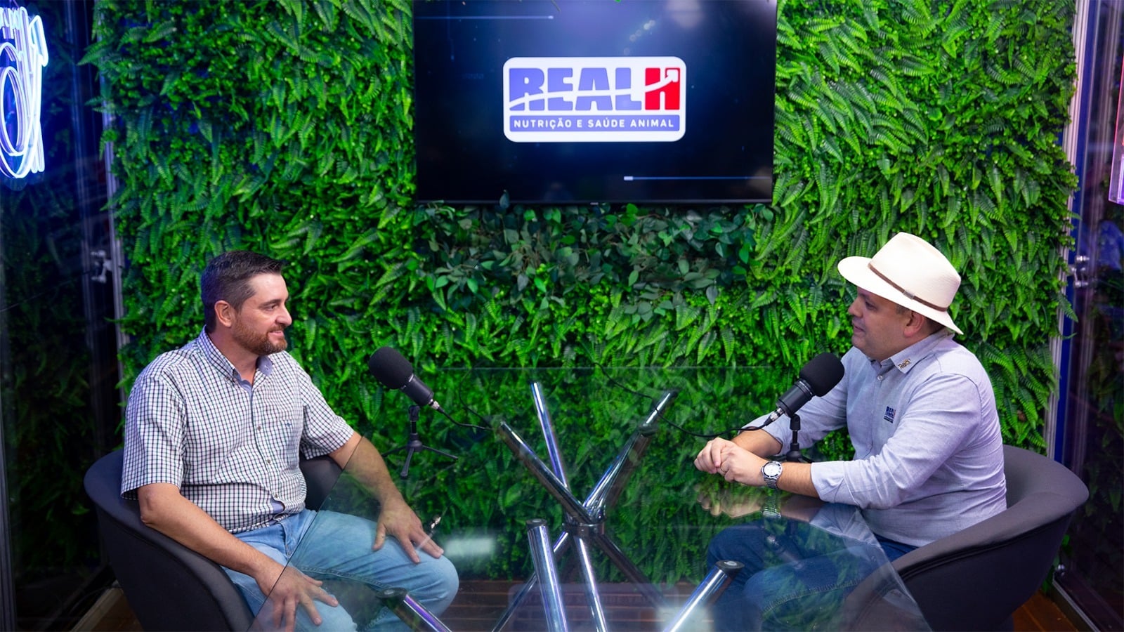 Conversa com Paulo Henrique no estande da Real H na Expogrande sobre controle da verminose.