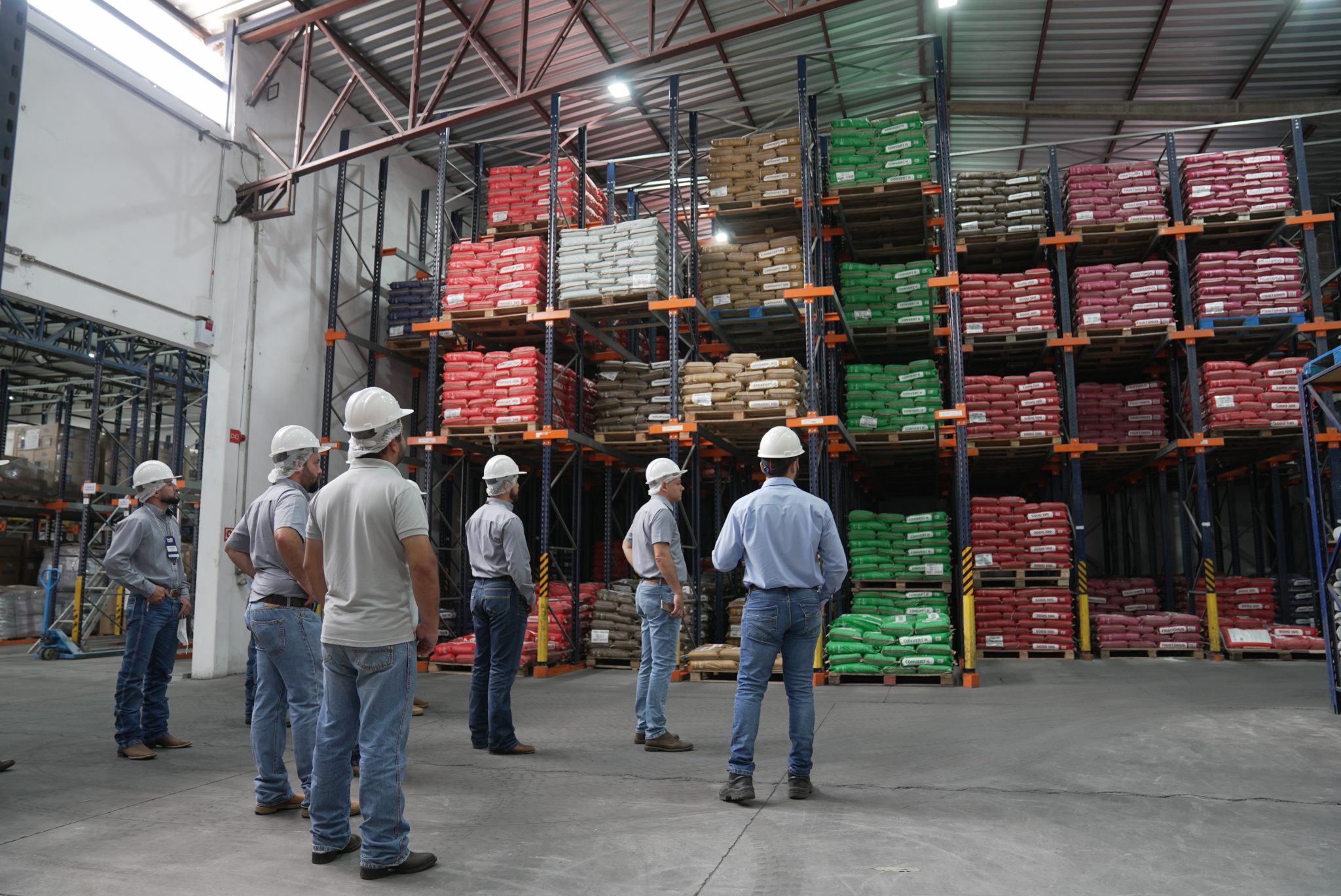 Gestores e veterinários da Cocari visitam instalações do Grupo Real