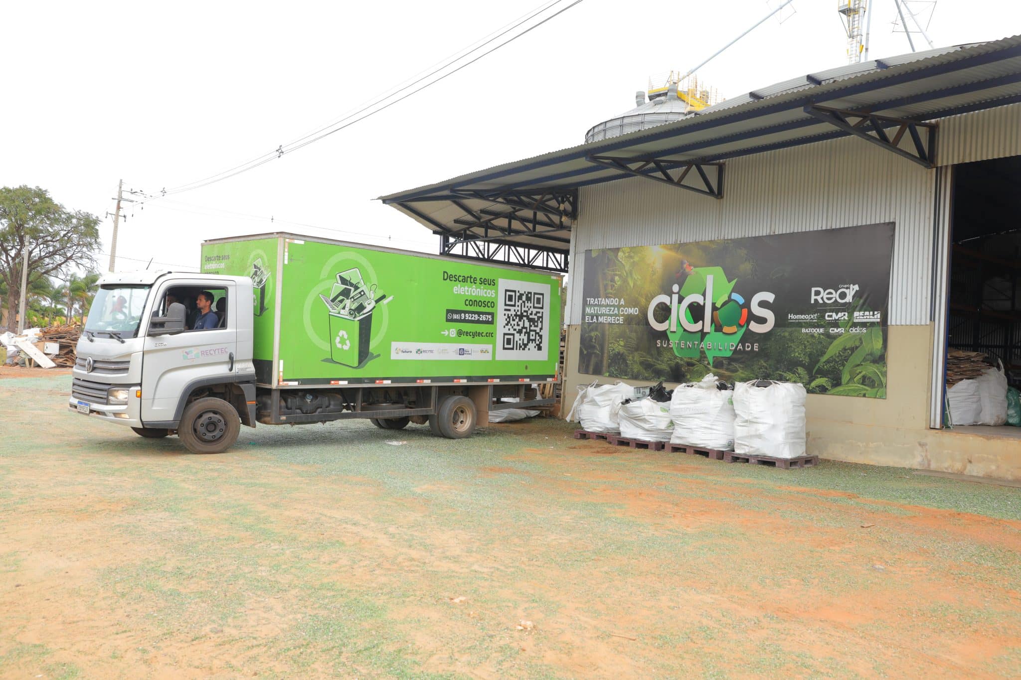 Grupo Real Destina 890 kg de Resíduos Eletrônicos para Reciclagem e Promove Inclusão Digital